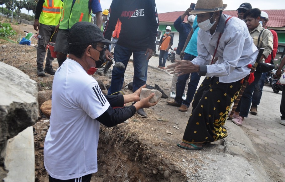 Bupati Nagekeo, Nusa Tenggara Timur, Johanes Don Bosco Do (kiri) saat melakukan peletakan batu pembuatan pagar Rumah Sakit Umum Daerah (RSUD) Aeramo di Mbay, Minggu, 12 September 2021.