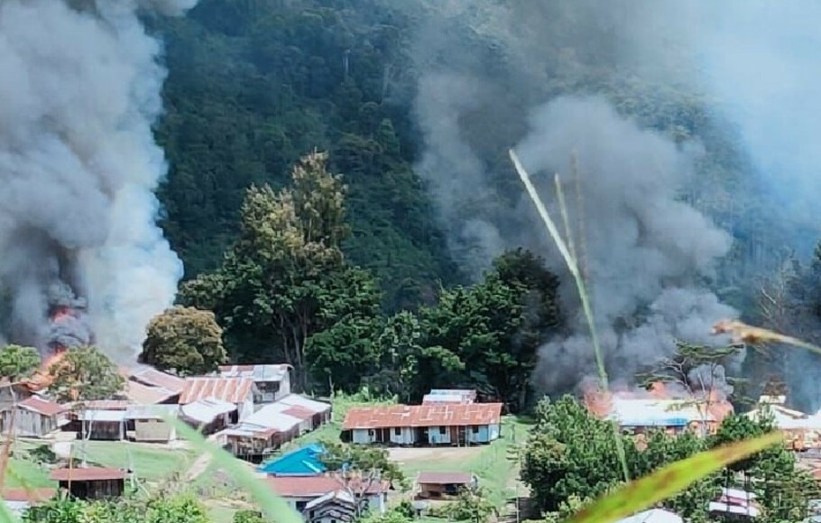 Pembakaran sejumlah fasilitas umum yang diduga dilakukan KKB di Kiwirok, Kabupaten Pegunungan Bintang, Senin, 13 September 2021.
