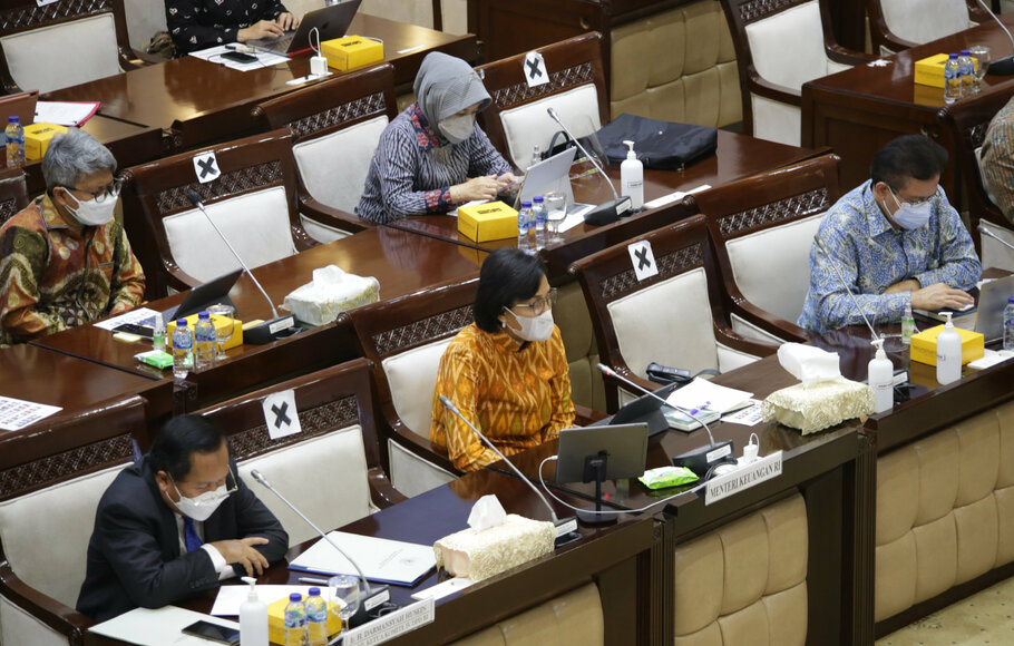 Menteri Keuangan Sri Mulyani menyampaikan penjelasan pemerintah dalam rapat kerja dengan Komisi XI DPR di Kompleks Parlemen, Senayan, Jakarta, Senin, 13 September 2021.