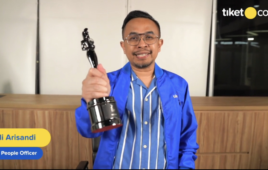 Chief People Officer tiket.com, Dudi Arisandi menerima penghargaan secara virtual dari ajang HRAsia Awards 2021. 