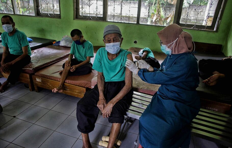 Petugas Kesehatan menyuntikan vaksin Covid-19 AstraZeneca kepada warga binaan Panti Sosial Bina Insan, Cipayung, Jakarta Timur, Selasa 14 September 2021.
