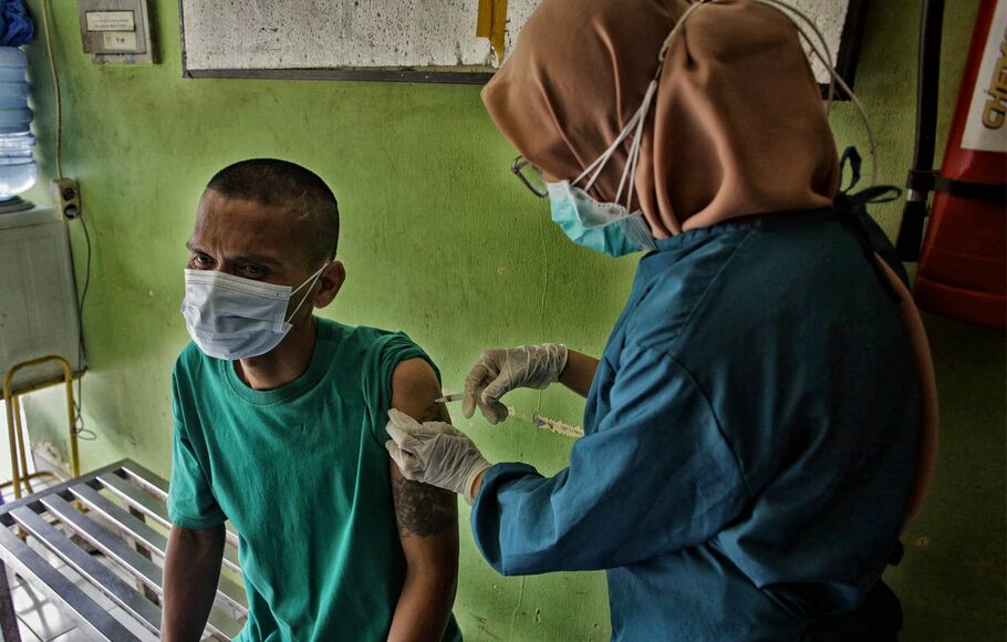 Petugas Kesehatan menyuntikan vaksin Covid-19 AstraZeneca kepada warga binaan Panti Sosial Bina Insan, Cipayung, Jakarta Timur, Selasa 14 September 2021.
