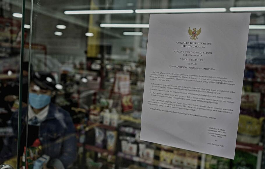 Himbauan Seruan Gubernur DKI Jakarta Nomor 8 yang tertempel di sebuah mini market di kawasan Jakarta Barat, Selasa 14 September 2021.