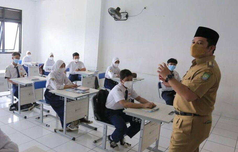 Pelaksanaan uji coba pembelajaran tatap muka (PTM) tingkat SMP di Kota Tangerang, Selasa 14 September 2021.