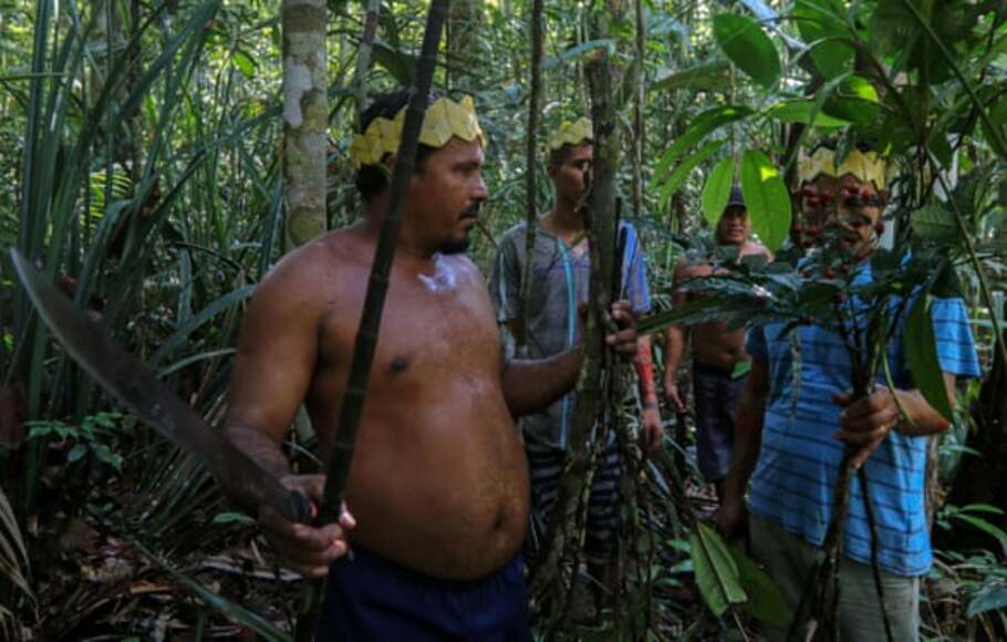 Pria suku Sateré-Mawé mengumpulkan tanaman obat untuk mengobati orang yang menunjukkan gejala Covid-19, di daerah pedesaan di sebelah barat Manaus, Brasil. 