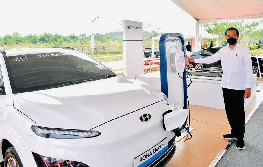 Presiden Joko Widodo meninjau sebuah kendaraan listrik dan alat pengisi daya baterainya saat groundbreaking pembangunan pabrik baterai kendaraan listrik di Karawang, Jawa Barat, Rabu, 15 September 2021.