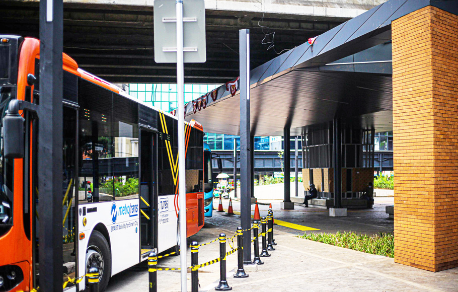 Bus Transjakarta menunggu penumpang di halte integrasi sisi timur Stasiun Tebet Jakarta Selatan, Rabu, 15 September 2021.
