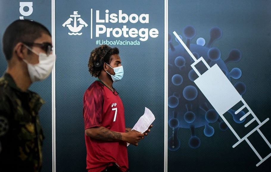 Seorang pria menunggu divaksinasi Covid-19 di pusat vaksinasi di Lisbon, pada 11 September 2021.