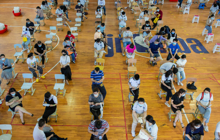 Para siswa sekolah menengah mengantre untuk menerima vaksin Covid-19 Sinovac di Nanjing, Tiongkok pada 21 Agustus 2021.