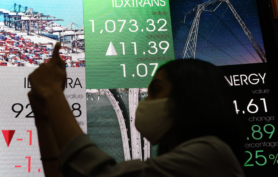 Pengunjung memotret dengan posel dengan latar monitor saham di Bursa Efek Indonesia (BEI), Jakarta.