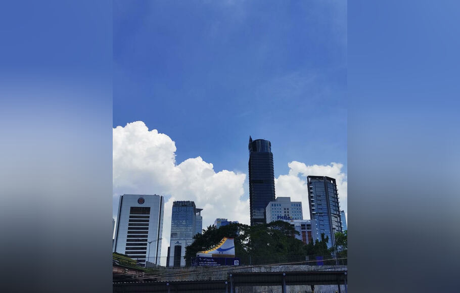 Langit biru Jakarta, Kamis, 16 September 2021.
