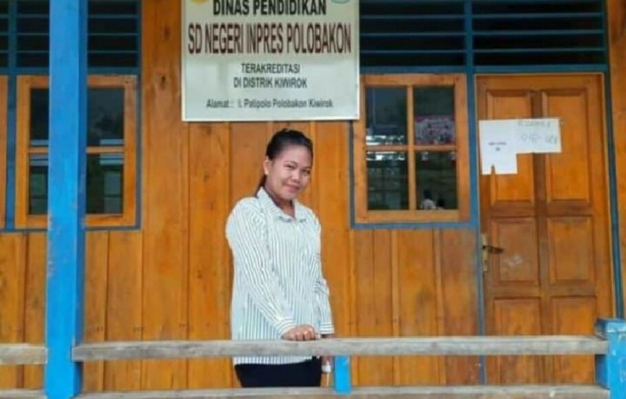 Mendiang Gabriela Meilan (22 tahun) tenaga kesehatan yang bertugas di Puskesmas Kiwirok, Papua, jenazahnya hingga kini belum berhasil dievakuasi dari dasar jurang.  

