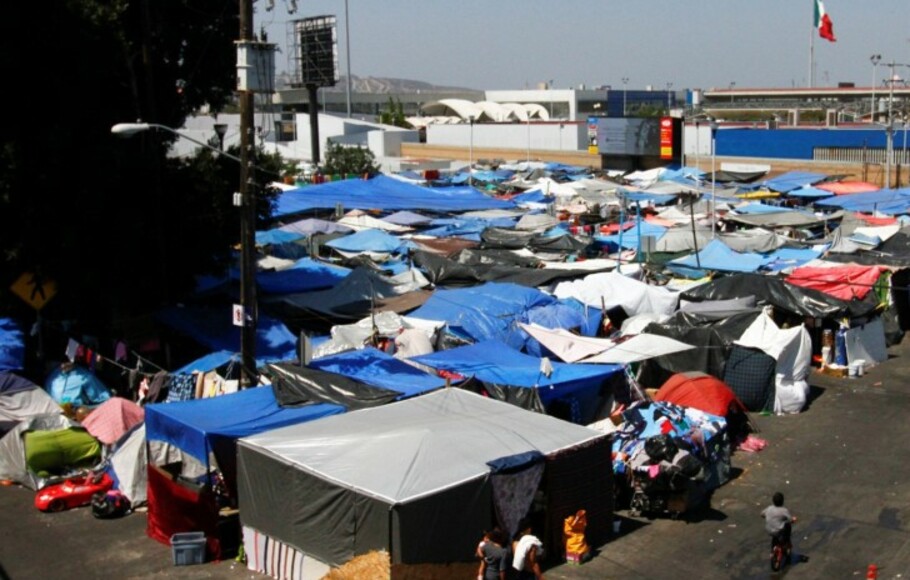 Terpal dan tenda dipasang di kamp imigran dekat penyeberangan perbatasan dengan AS, El Chaparal, di Tijuana, Meksiko.