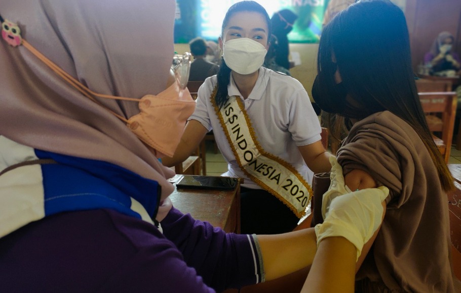 Sentra Vaksinasi Covid-19 yang dihelat MNC Peduli bersama Dinas Kesehatan Kabupaten Bogor dan Puskesmas Curugbitung dihadiri Miss Indonesia 2020 Carla Yules.