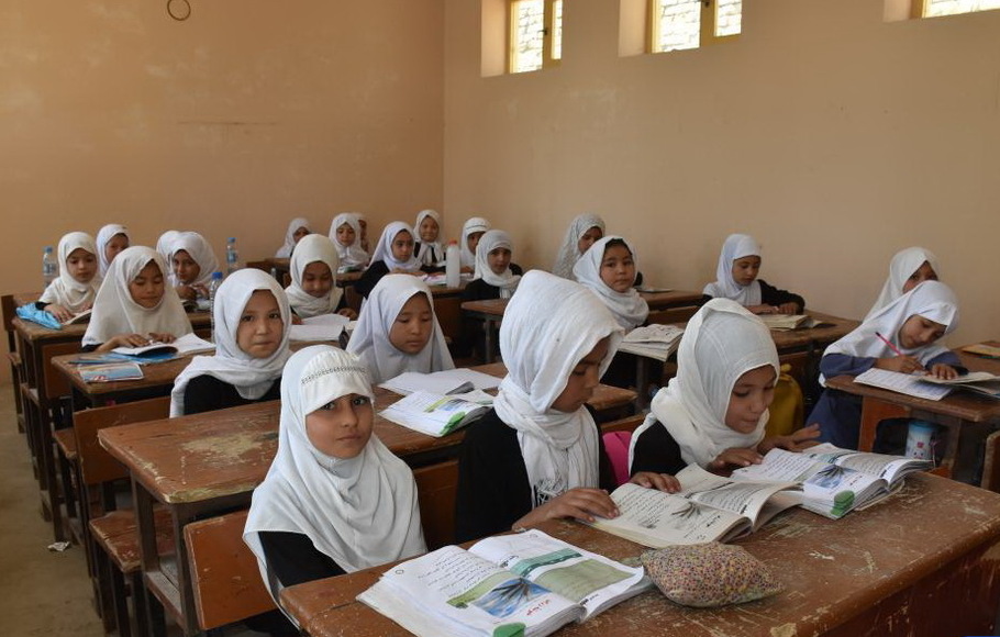 Anak-anak perempuan Afghanistan menghadiri kelas di sekolah lokal di Mazar-i-Sharif, ibu kota provinsi Balkh, Afghanistan, Selasa 14 September 2021. 