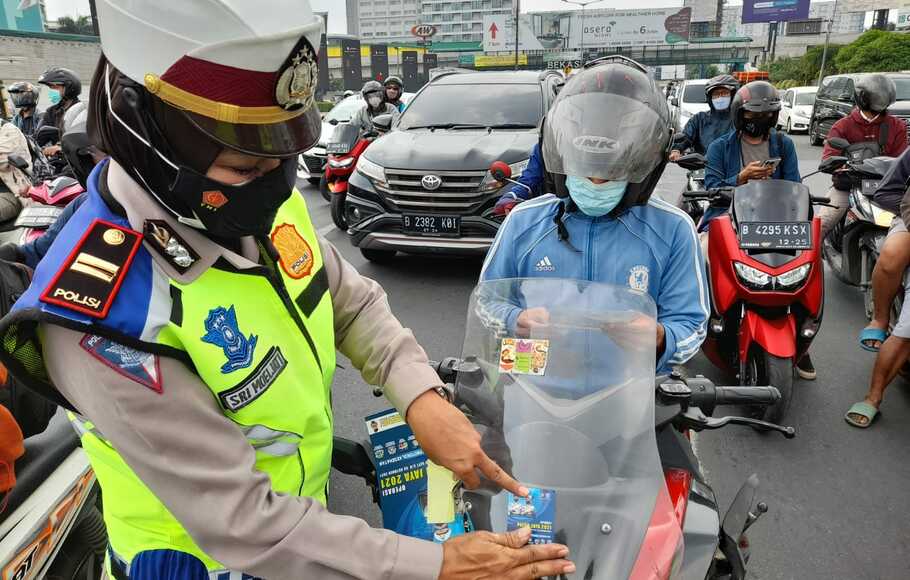 Jajaran Satlantas Polrestro Bekasi Kota menggelar Operasi Patuh Jaya 2021 dengan melakukan sosialisasi tertib berlalu lintas, di Jalan Ahmad Yani, Senin, 20 September 2021.
