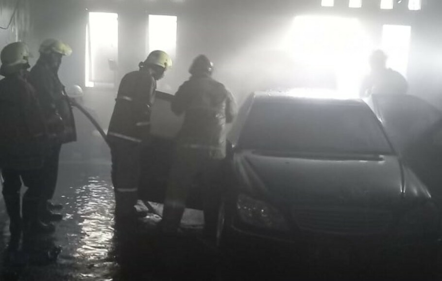 Mobil Mercedes Benz terbakar di garasi bengkel, Jalan Kolonel Sugiono Kavling 34, Duren Sawit, Jakarta Timur, Selasa 21 September 2021.
 

