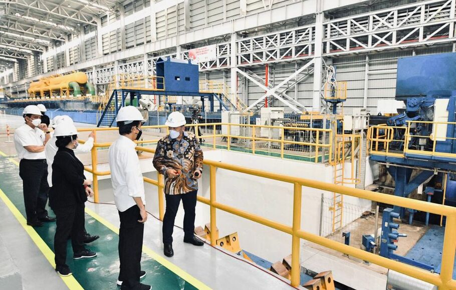 Presiden Joko Widodo (kedua kanan) menyimak penjelasan dari Dirut PT Krakatau Steel (Persero) Tbk Silmy Karim (kanan) saat meninjau pabrik Hot Strip Mill 2 Krakatau Steel di Kota Cilegon, Banten, Selasa, 21 September 2021.