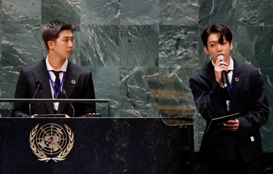 RM mendengarkan saat Jungkook dari boy band Korea Selatan BTS berbicara di acara SDG Moment sebagai bagian dari Debat Umum sesi ke-76 Majelis Umum PBB di Markas Besar PBB, di New York, AS, pada Senin 20 September 2021.