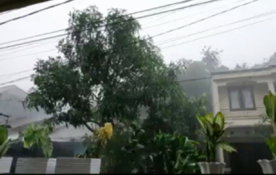 Hujan disertai angin kencang yang terjadi di Depok, Jawa Barat.