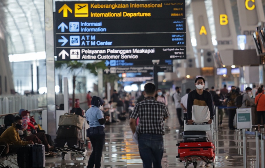Calon penumpang pesawat berjalan di area Terminal 3 Bandara Internasional Soekarno Hatta, Tangerang, Banten, Selasa, 21 September 2021. 