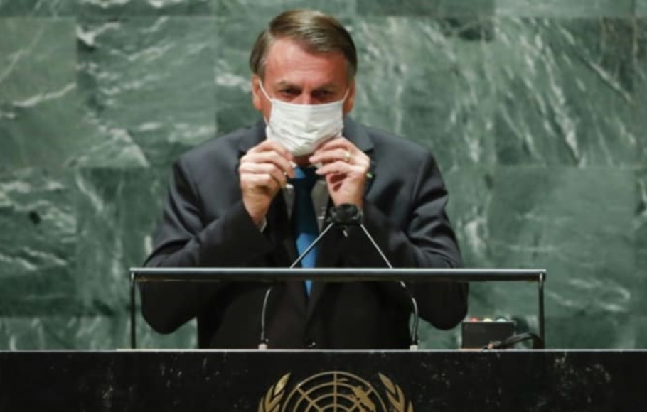Presiden Brasil Jair Bolsonaro mengenakan kembali masker setelah berpidato di Sidang Umum PBB pada Selasa 21 September 2021. 