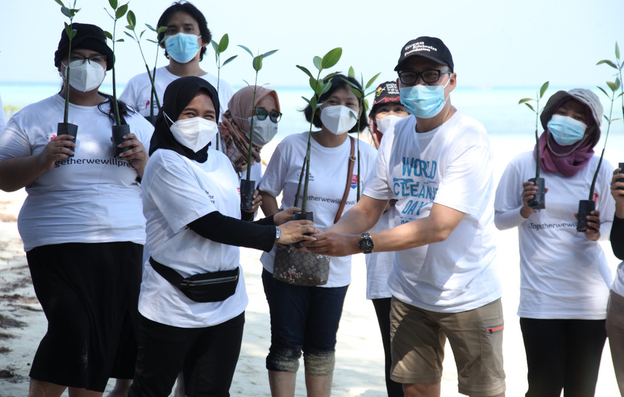 Kegiatan membersihkan pantai berlangsung di Pulau Semak Daun Kepulauan Seribu yang diikuti langsung oleh karyawan Teleperformance Indonesia. 