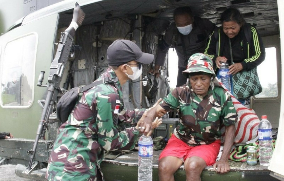 Warga dan guru dievakuasi dari Kiwirok, Papua dengan menggunakan helikopter milik TNI AD, Rabu, 22 September 2021.  