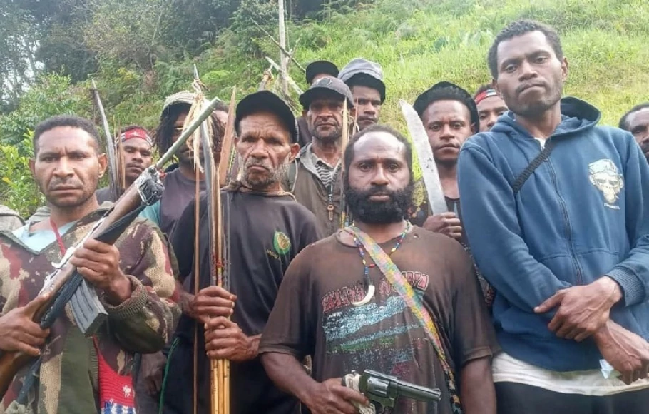 Gerald Sokoy di tengah gerombolan bersenjata di Papua pimpinan Lamek Taplo di Distrik Kiwirok, Kabupaten Pegunungan Bintang, Papua, yang beredar di media sosial.  
