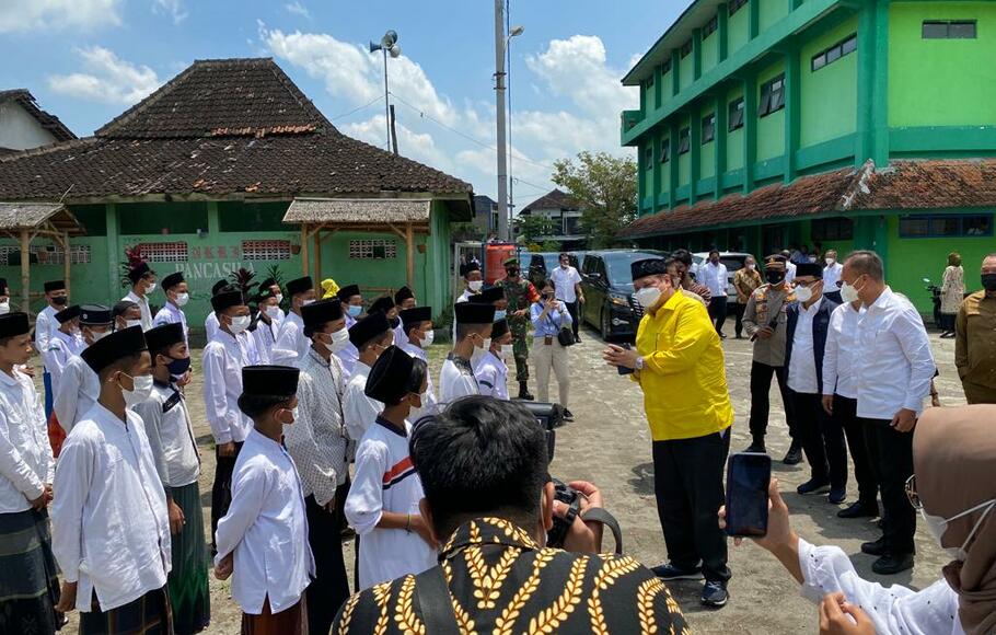 Ketua Umum DPP Partai Golkar, Airlangga Hartarto menyapa para santri di Pondok Pesantren (Ponpes) Almuttaqien Pancasila Sakti, Klaten, Jawa Tengah, Jumat, 24 September 2021.