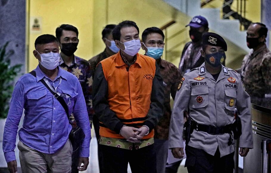 Wakil Ketua DPR, Azis Syamsuddin (rompi oranye) digelandang usai diperiksa di Gedung KPK, Jakarta, Sabtu 25 September 2021 dini hari.
