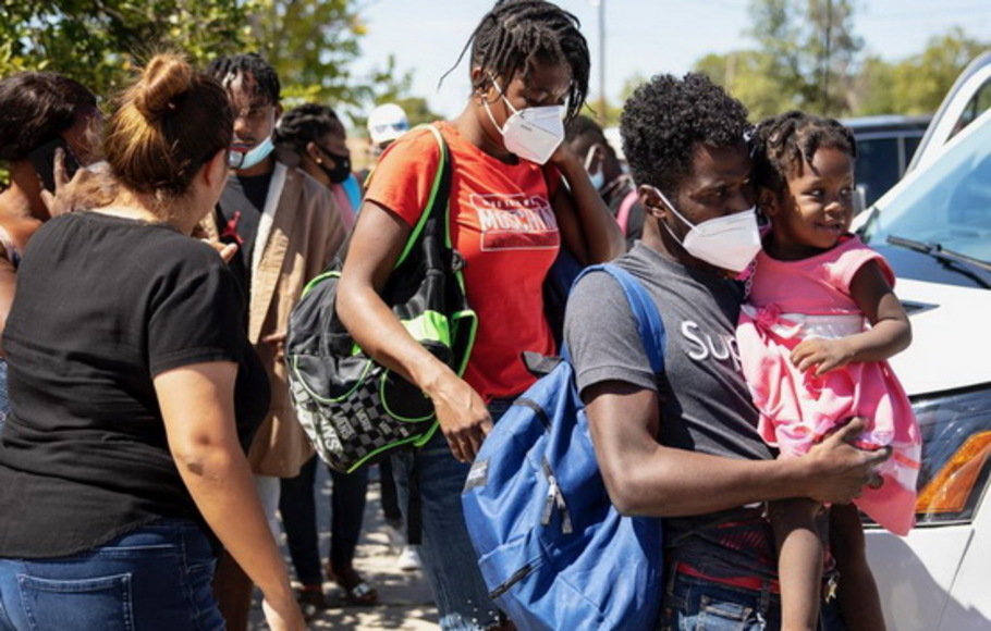 Migran Haiti yang mencari suaka menunggu untuk masuk ke dalam van untuk diangkut dari Del Rio, Texas, Amerika Serikat, Jumat 24 September 2021. 