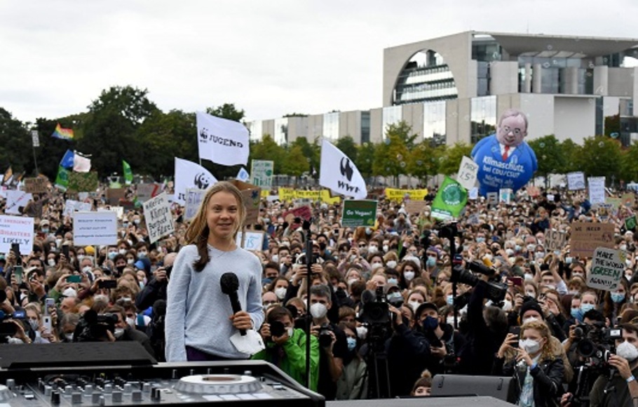 Aktivis iklim Swedia Greta Thunberg berbicara kepada para demonstran yang ambil bagian dalam demonstrasi iklim global Fridays for Future di Berlin, Jerman pada Jumat 24 September 2021, dua hari menjelang pemilihan federal Jerman. 