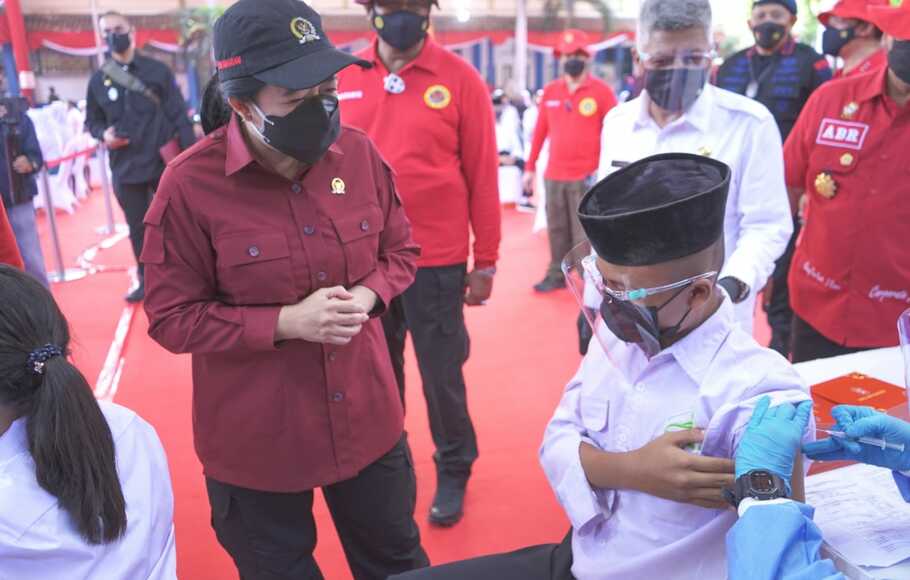 Ketua DPR Puan Maharani meninnjau vaksinasi pelajar dan santri yang diselenggarakan oleh BIN di SMKN 1 Cibinong, Kabupaten Bogor, Jawa Barat, Rabu, 29 September 2021
