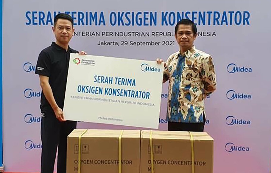 President Director PT Midea Planet Indonesia Dennis Jiang (kiri) memberikan donasi 50 unit Smart Oxygen Concentrator kepada Direktur Industri Elektronika dan Telematika Kemenperin Ali Murtopo Simbolon (kanan), di kantor Kementerian Perindustrian, Jakarta, Rabu, 29 September 2021.