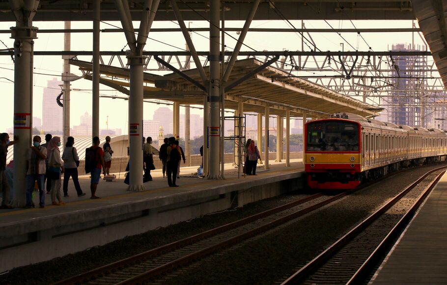 Suasana penumpang menunggu kereta commuterline di dalam peron, Stasiun Manggarai, Jakarta Selatan, Kamis 30 September 2021.