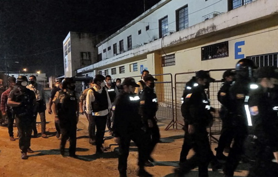 Polisi Nasional polisi mengambil bagian dalam operasi di penjara Guayas 1 di Guayaquil, Ekuador, pada Kamis 30 September 2021, setelah kerusuhan maut.