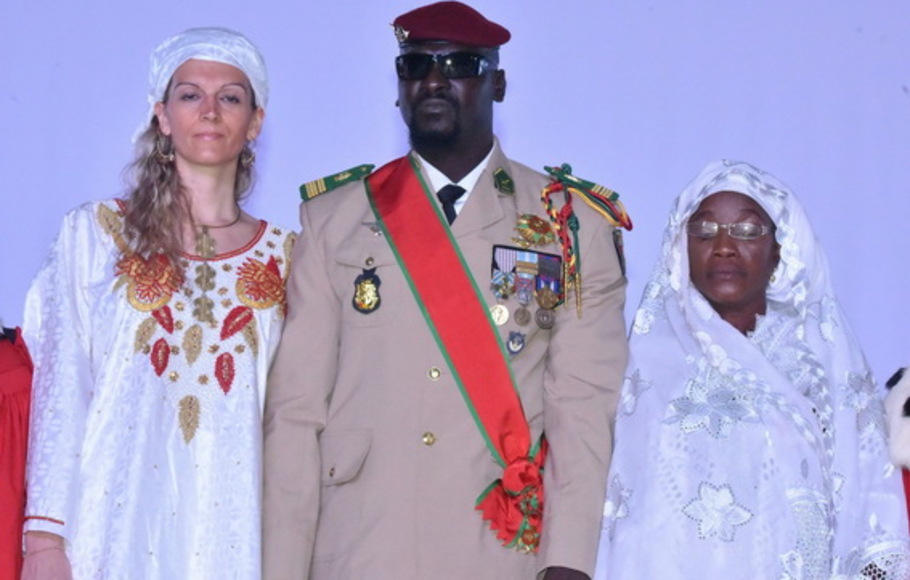Pemimpin junta Guinea Kolonel Mamady Doumbouya, berpose bersama istrinya (kiri) dan ibunya pada upacara pengambilan sumpah sebagai presiden transisi negara di Conakry, pada Jumat 1 Oktober 2021. 