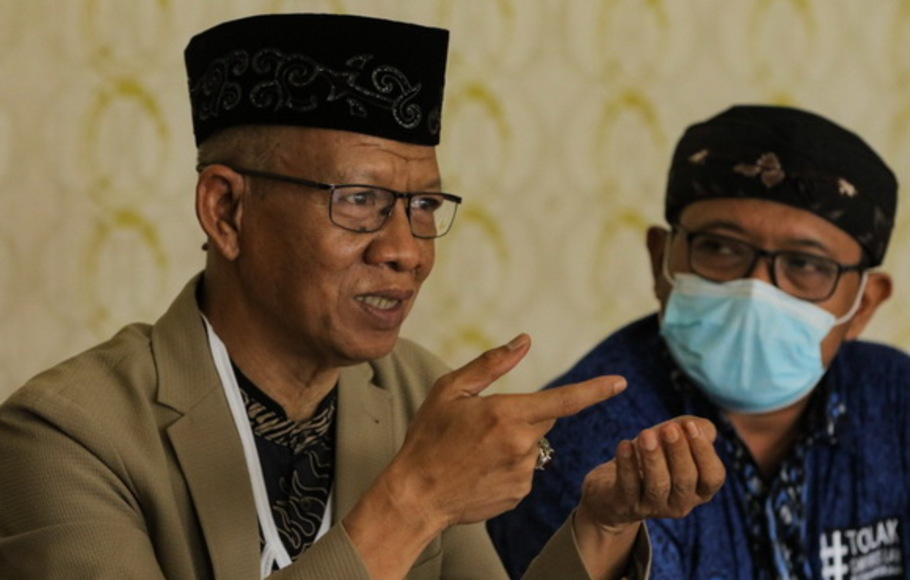 Ketua FSP RTMM-SPSI Sudarto (kiri) memberikan keterangan pers di Jakarta, Jumat 1/10/2021.