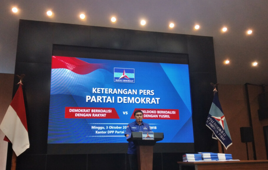 Koordinator juru bicara Partai Demokrat Herzaky Mahendra Putra saat memberikan keterangan pers, di kantor DPP Partai Demokrat, di Jakarta, Minggu, 3 Oktober 2021