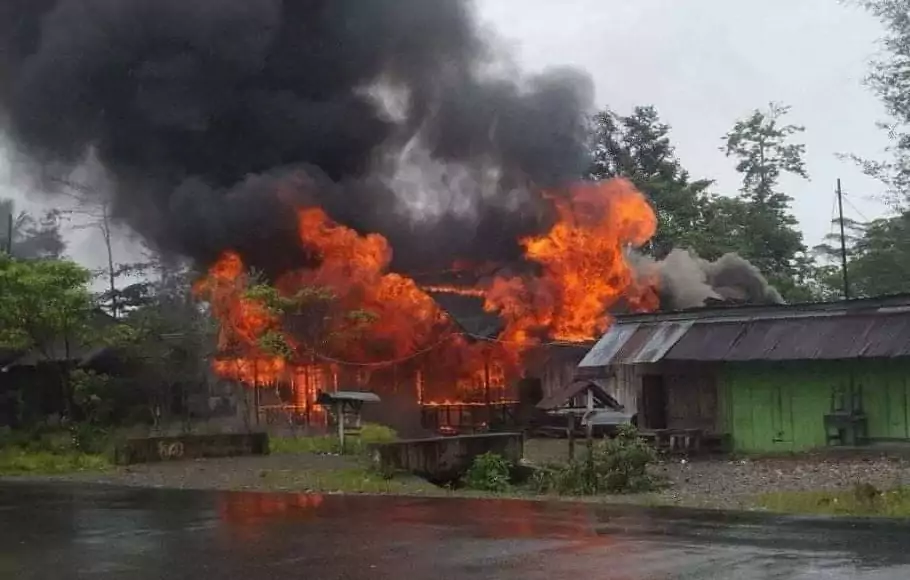 Rumah dan fasilitas umum dibakar oleh sekelompok massa di Distrik Dekai, Yahukimo, Papua, Minggu, 3 Oktober 2021 sekitar pukul 12.30 WIT. 