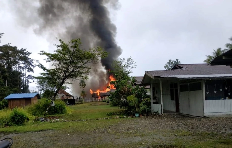 Rumah dan fasilitas umum dibakar oleh sekelompok massa di Distrik Dekai, Yahukimo, Papua, Minggu, 3 Oktober 2021 sekitar pukul 12.30 WIT. 