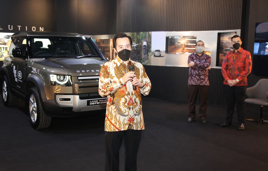 Presiden Direktur PT JLM Auto Indonesia, Gerry Kertowidjojo saat membuka pop-up display Land Rover Indonesia bertemakan film terbaru James Bond 007: No Time to Die.