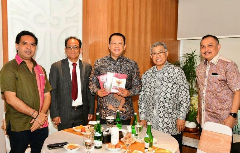 Ketua MPR Bambang Soesatyo (tengah) memamerkan buku tentang 