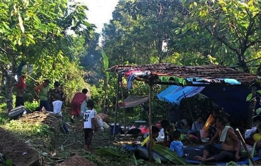 Sejumlah pengungsi masih bertahan di lokasi penampungan sementara di Desa Tehoru, Kabupaten Maluku Tengah, Maluku, karena masih merasa takut akan adanya gempa susulan.  