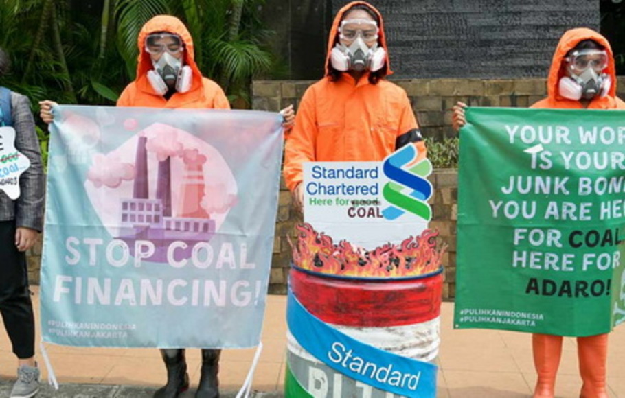Aktivis lingkungan ikut serta dalam demonstrasi anti bahan bakar fosil menentang pembiayaan bank Standard Chartered untuk pembangkit listrik tenaga batu bara Jawa 9 dan 10 di Jakarta pada 19 Maret 2021. 