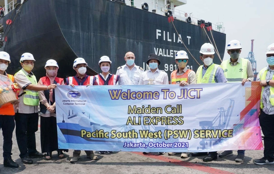 Jakarta International Container Terminal (JICT) dipercaya menangani kapal MV Filia T milik Ali Express, anak perusahaan raksasa e-commerce global, Alibaba Group, yang sandar di dermaga barat JICT, Selasa, 5 Oktober 2021. Kehadiran kapal MV FILIA T menandai kiprah Alibaba Group dalam meramaikan jasa pengiriman dan logistik di Indonesia.