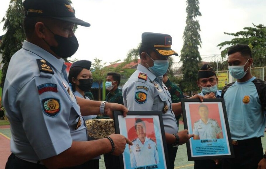 Kakanwil Kemenkumham Sulteng Lilik Sujandi (tengah) saat memberhentikan secara resmi lima orang pegawainya yang terlibat kasus narkoba pada apel kebangsaan, di Lapas Palu, Rabu, 6 Oktober 2021.  