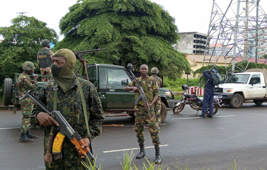 Pasukan junta militer Guinea berjaga di kawasan Kaloum, Conacry, setelah penggulingan Presiden Alpha Conde. 