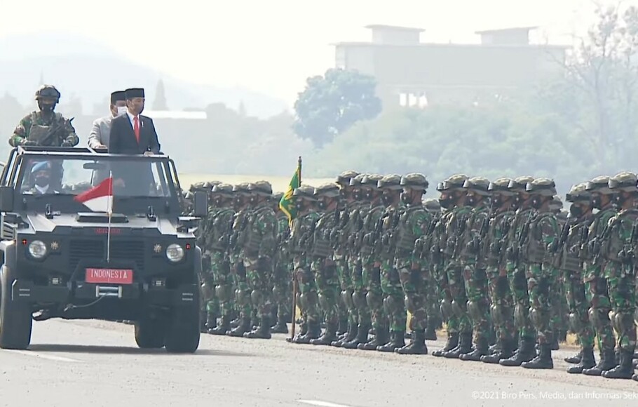 Presiden Joko Widodo didampingi Menteri Pertahanan Prabowo Subianto memeriksa pasukan dalam acara Upacara Penetapan Komponen Cadangan di Pusdiklatpassus, Bandung Barat, Jawa Barat, Kamis, 7 Oktober 2021 